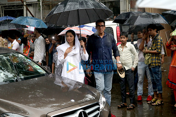 shah rukh khan amitabh bachchan abhishek bachchan ranbir kapoor and others attend the funeral of the late shashi kapoor1 4