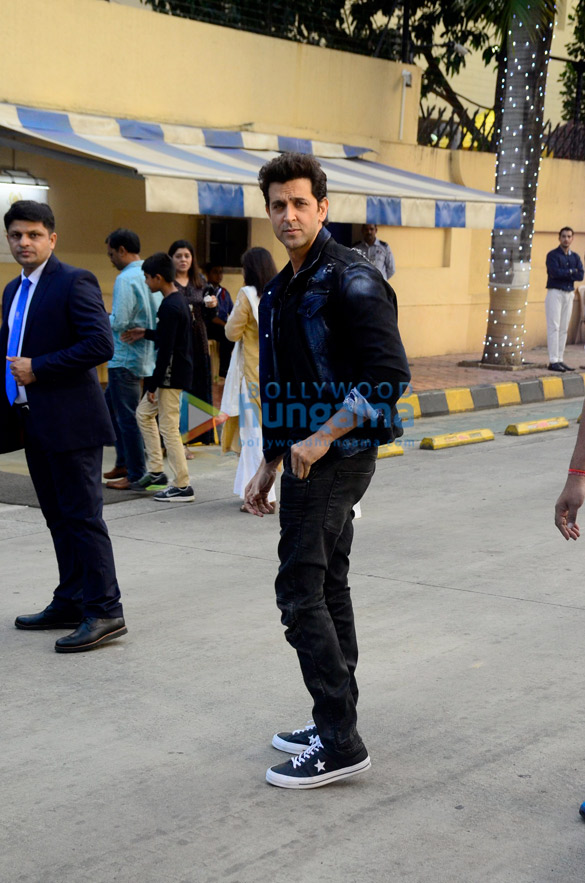 shah rukh khan and suhana khan spotted at dhirubhai ambani international school 2 2