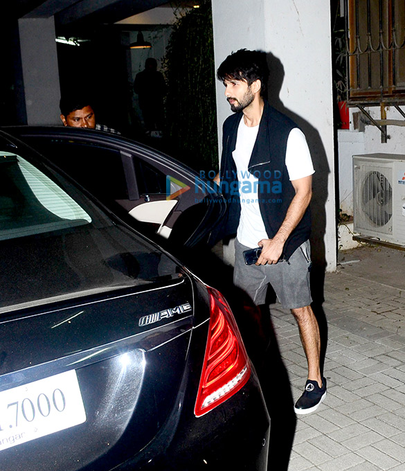 shahid kapoor spotted at maddock office in bandra 3