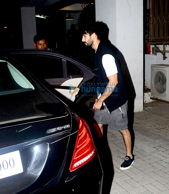 shahid kapoor spotted at maddock office in bandra 5
