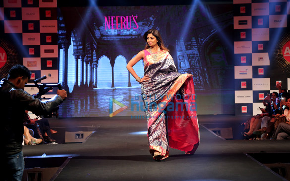 shilpa shetty walks the ramp for neerus 5