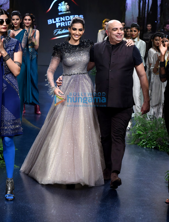 sonam kapoor walks the ramp for tarun tahilianis at blenders pride fashion tour 1