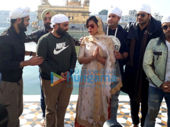 Team of 'Fukrey Returns' visits Golden Temple in Amritsar