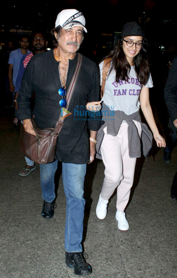 tiger shroff parineeti chopra and others snapped at the airport 0001