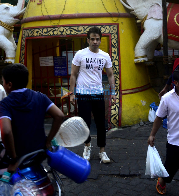 tusshar kapoor and baby snapped at juhu shani temple 1