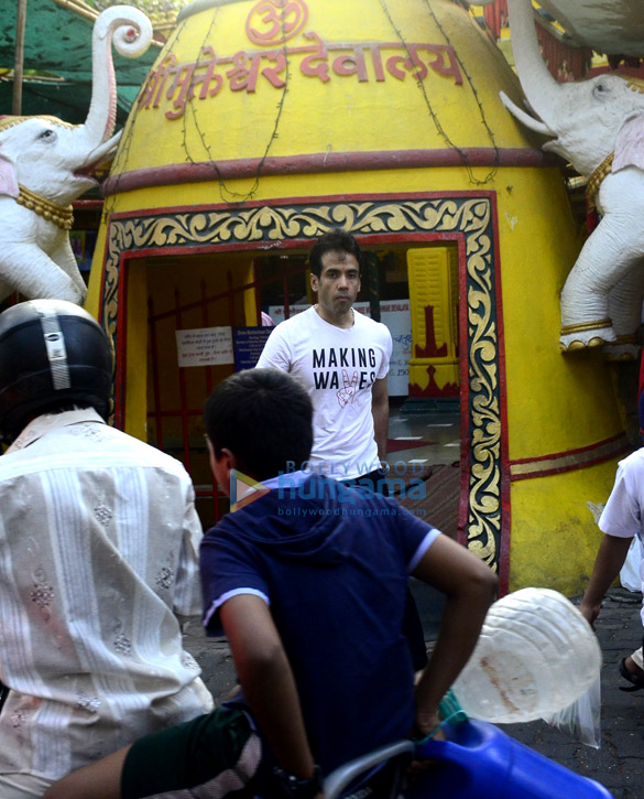 tusshar kapoor and baby snapped at juhu shani temple 3