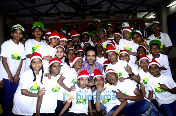 tusshar kapoor celebrates his birthday with childrens from smile foundation 1