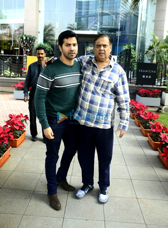 varun dhawan snapped with his family 2