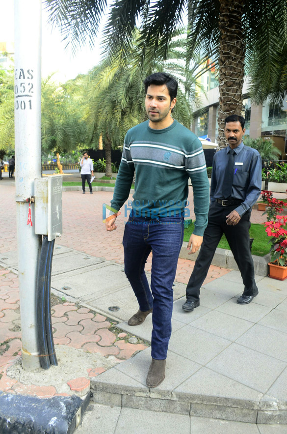 varun dhawan snapped with his family 3