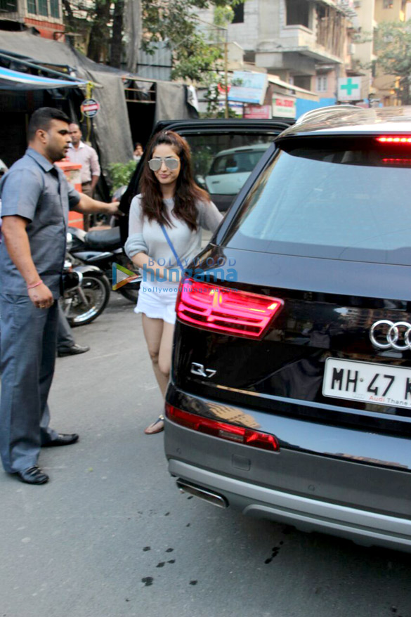 yami gautam snapped at a clinic 5 2