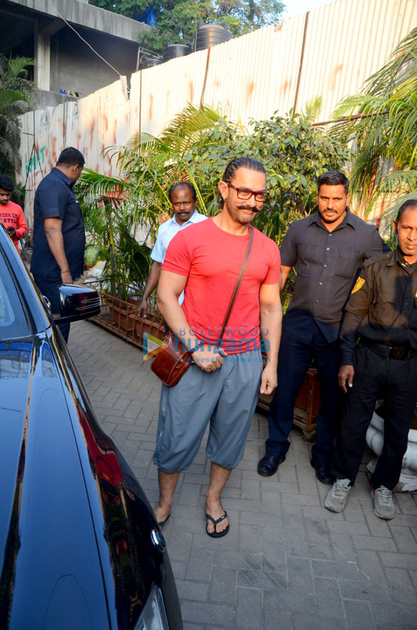 aamir khan spotted after a salon session in bandra 6