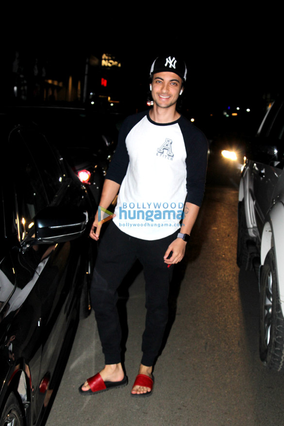 aayush sharma spotted at bandra 6