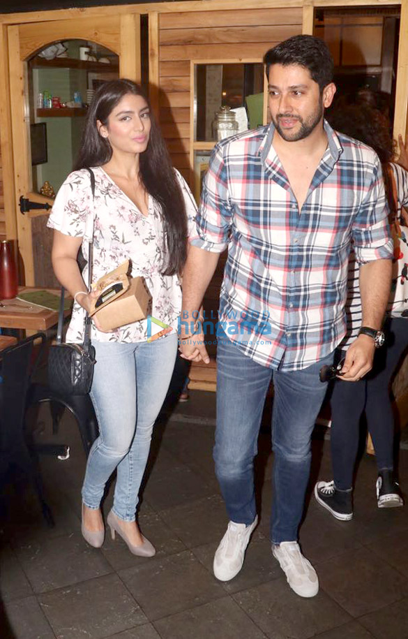 aftab shivdasani and his wife snapped at the farmers cafe 5