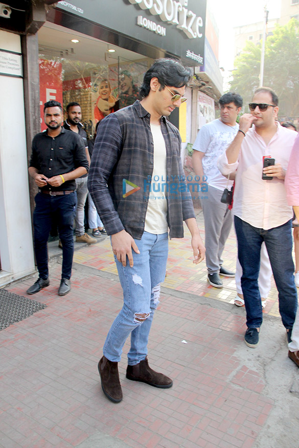 ahan shetty spotted at baistan 5
