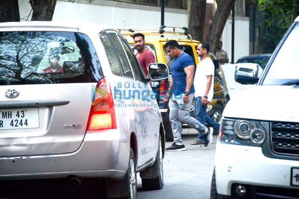 ajay devgn spotted in juhu 4