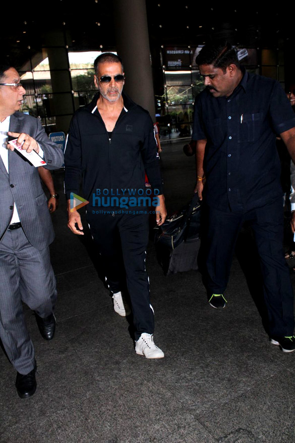 Akshay Kumar, Twinkle Khanna, Esha Gupta, Chiranjeevi and Kriti Sanon snapped at the airport