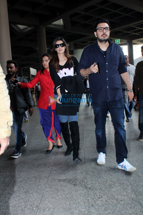 akshay kumar twinkle khanna esha gupta chiranjeevi and kriti sanon snapped at the airport 3