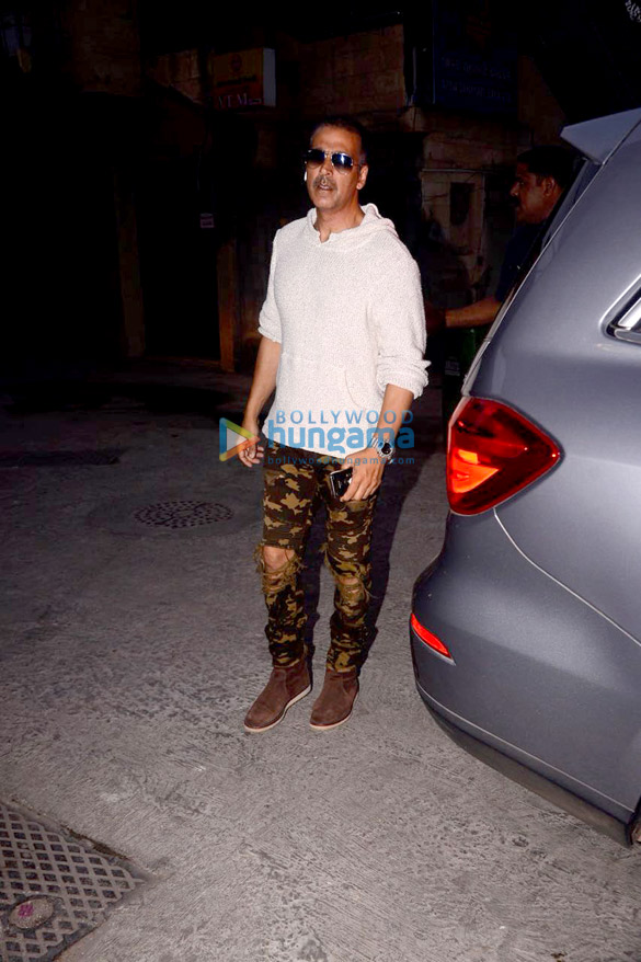 akshay kumar zareen khan and karan kundra snapped in juhu 2