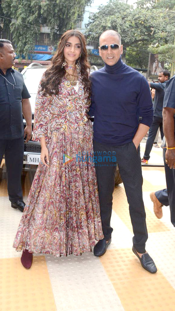 akshay kumar and sonam kapoor promote pad man 4 2