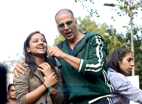 akshay kumar snapped promoting his film pad man at delhi university 3