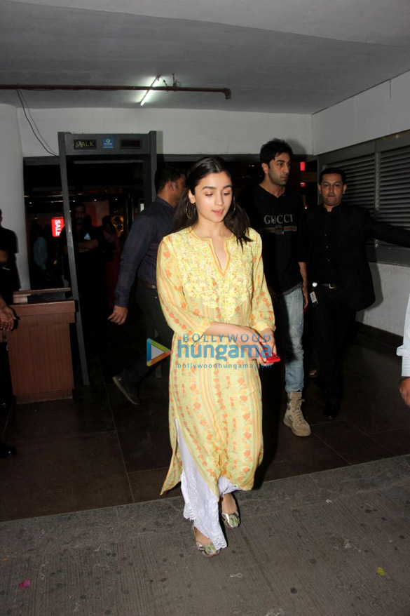 alia bhatt and ranbir kapoor snapped attending a screening of padmaavat in lower parel 4
