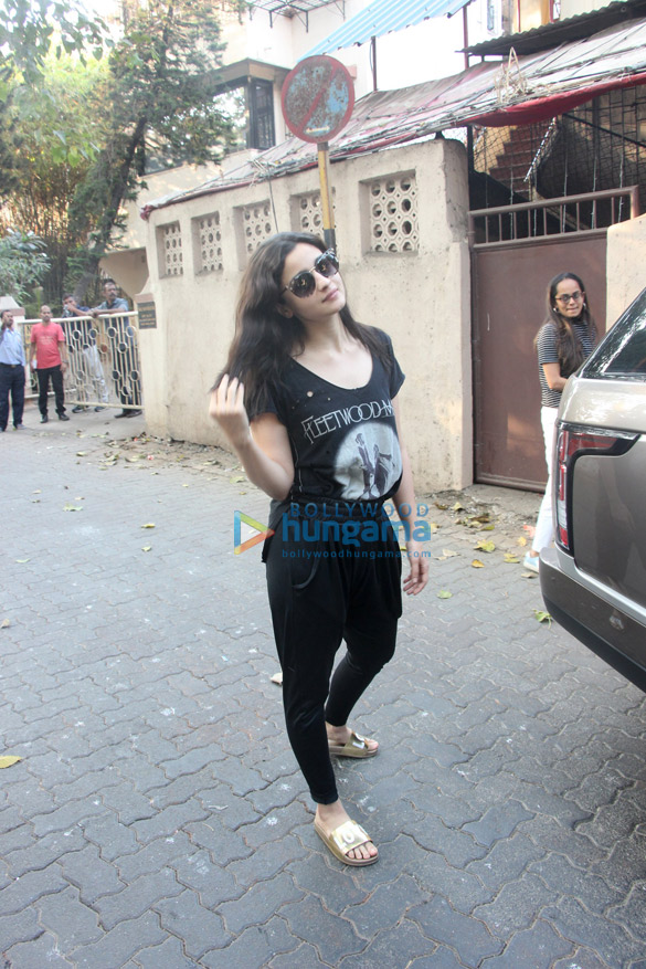Alia Bhatt snapped in Bandra Alia Bhatt snapped in Bandra