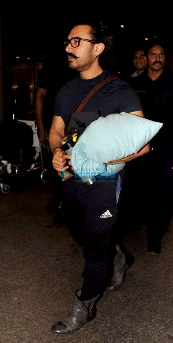 amir khan and family snapped at the airport returning from goa 3