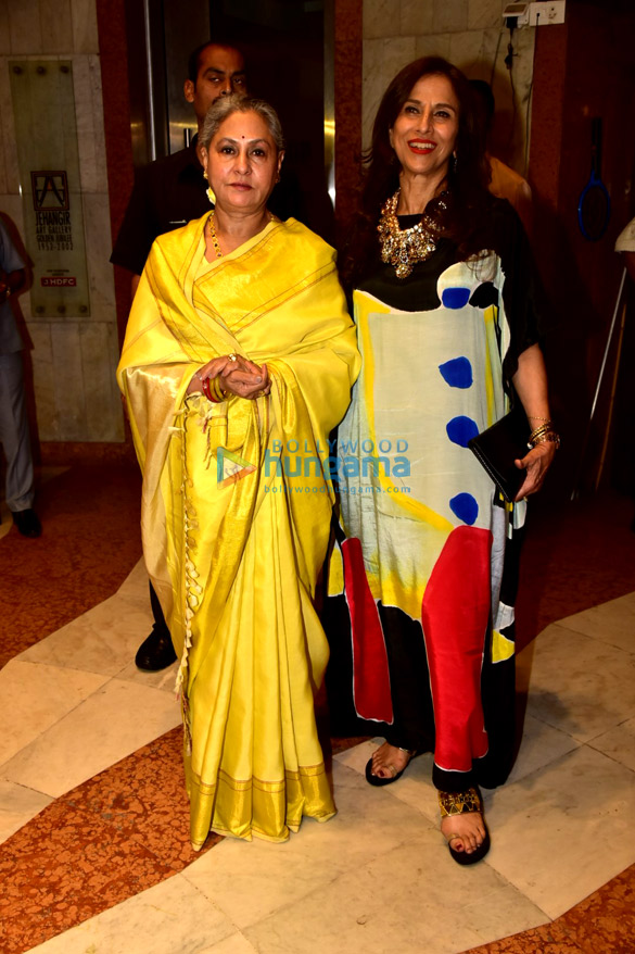 amitabh bachchan graces at dilip des art event 7