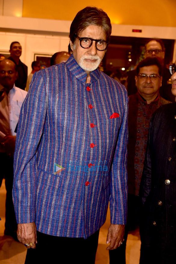 amitabh bachchan graces at dilip des art event 8
