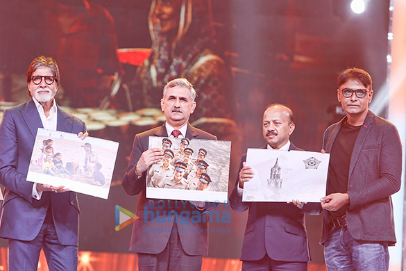amitabh bachchan unveils the mumbai police calendar 2018 1