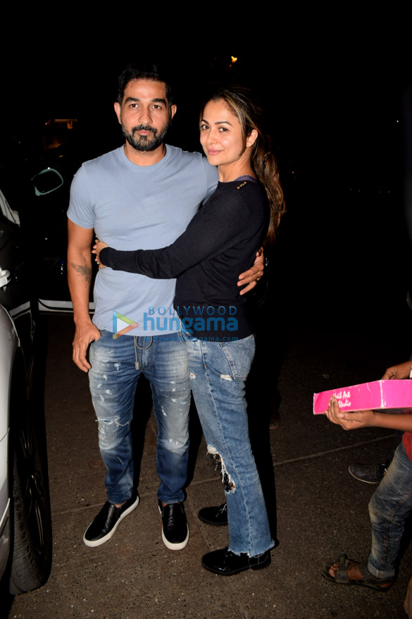 amrita arora snapped with her husband in bandra 1