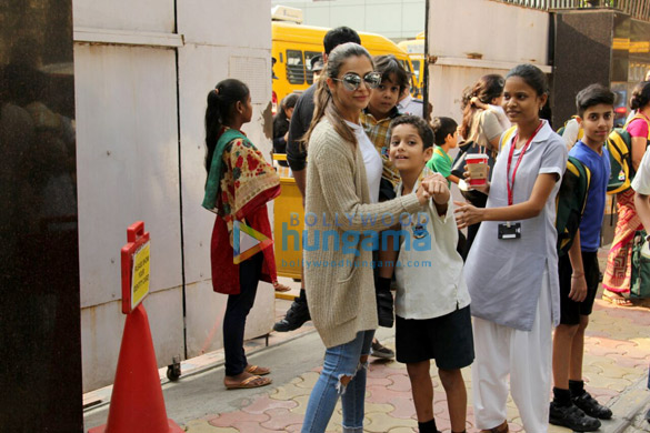 amrita arora snapped with kids 3