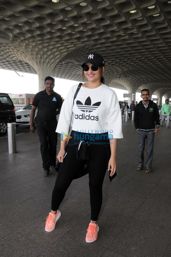 anushka sharma sonakshi sinha and others snapped at the airport 3
