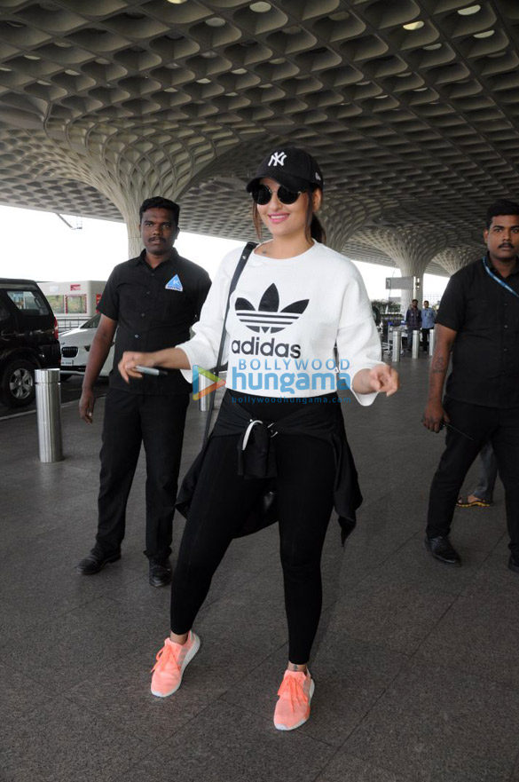 anushka sharma sonakshi sinha and others snapped at the airport 4