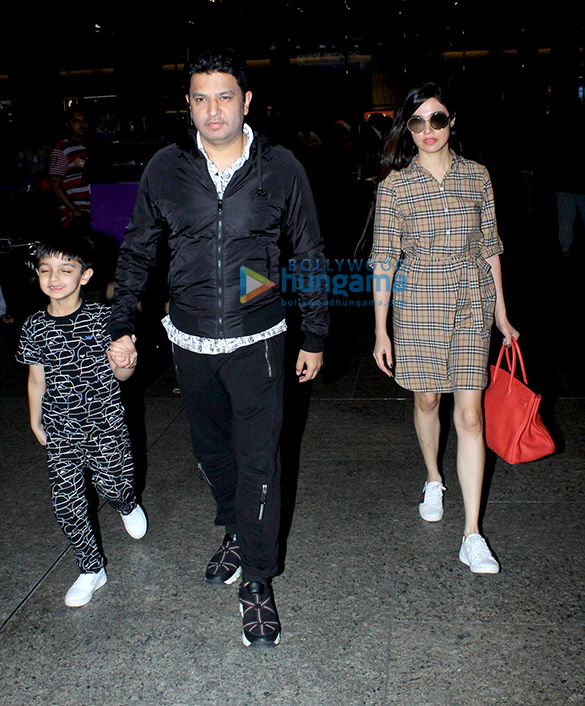 bhushan kumar snapped with his family snapped at the airport 2