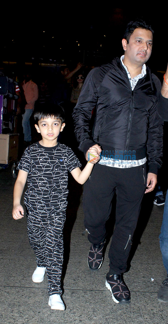 bhushan kumar snapped with his family snapped at the airport 4