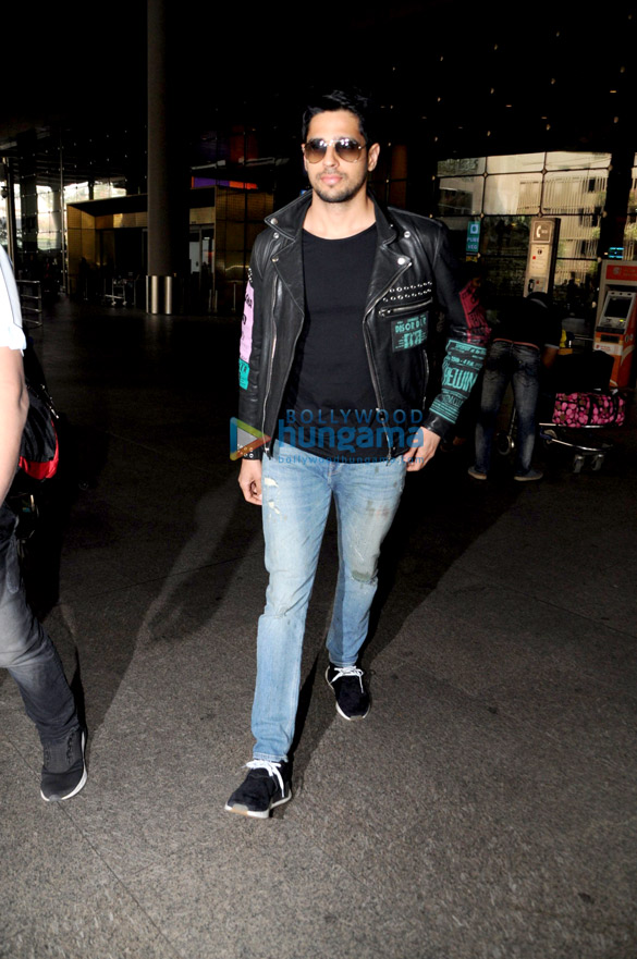 deepika padukone esha gupta and others snapped at the airport 3