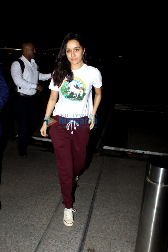 deepika padukone esha gupta and others snapped at the airport 4