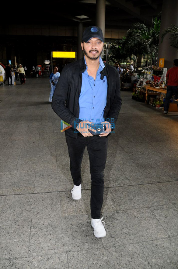 deepika padukone esha gupta and others snapped at the airport1 3