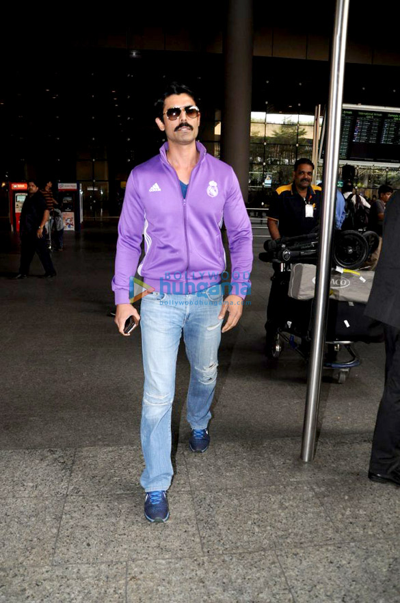 deepika padukone esha gupta and others snapped at the airport1 5