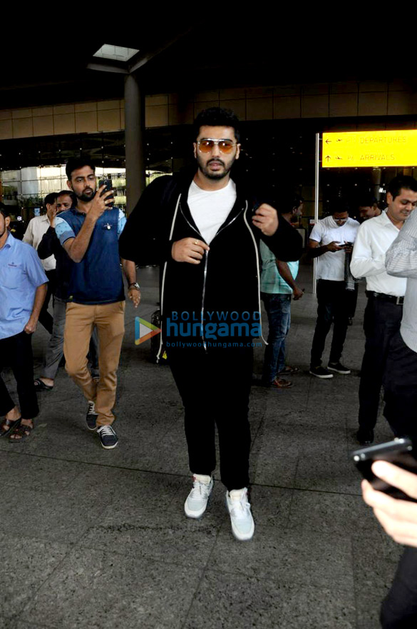 deepika padukone prabhu deva arjun kapoor isha koppikar and others snapped at the airport 3