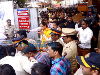 Deepika Padukone snapped visiting the Siddhivinayak temple