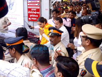 Deepika Padukone snapped visiting the Siddhivinayak temple