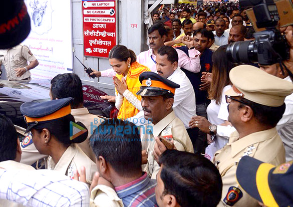 deepika padukone snapped visiting the siddhivinayak temple 2