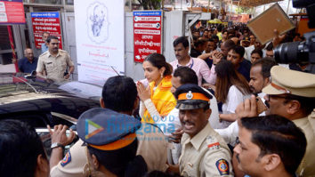 Deepika Padukone snapped visiting the Siddhivinayak temple