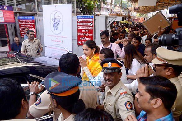 Deepika Padukone snapped visiting the Siddhivinayak temple Deepika Padukone snapped visiting the Siddhivinayak temple