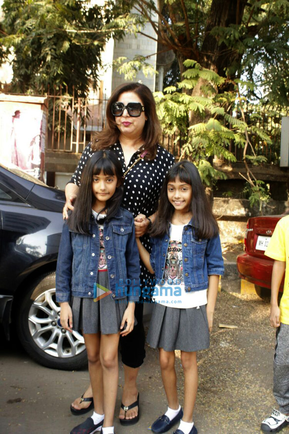 farah khan snapped with her kids outside kromakay salon 2