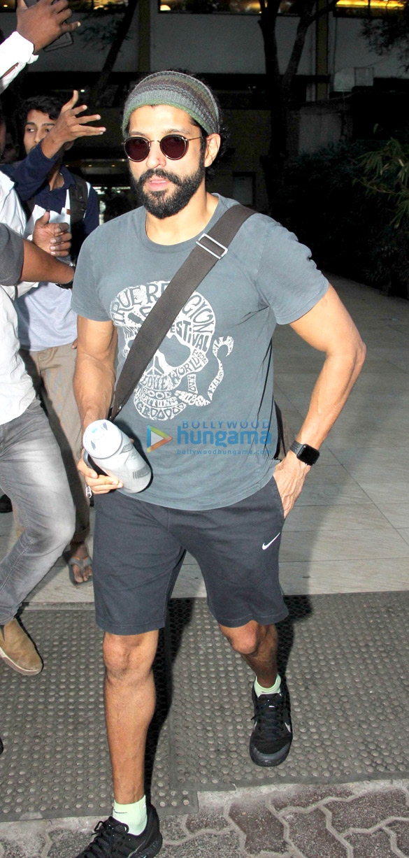 farhan akhtar snapped at otters club 5 2