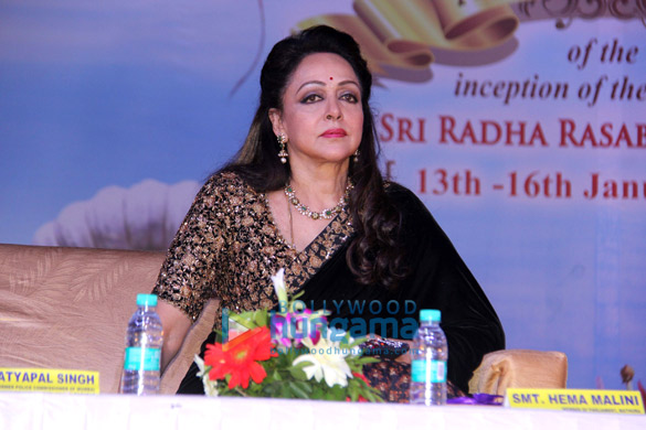 hema malini graces a book launch at iskcon 3