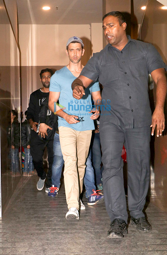 hrithik roshan and kunal kapoor spotted at pvr juhu 3